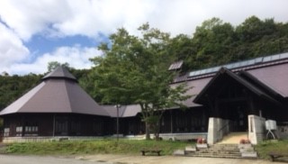 八角形の屋根の温泉施設